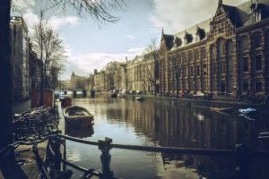 Vista de un canal en la ciudad de Amsterdam